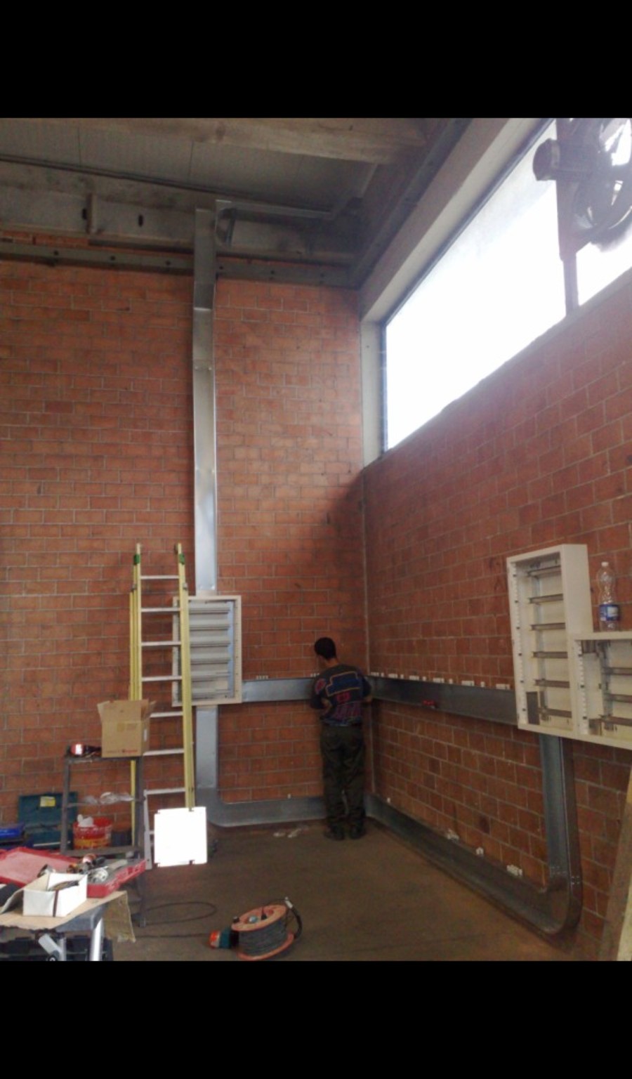 Installazione di canalizzazioni e quadri elettrici in un ambiente industriale