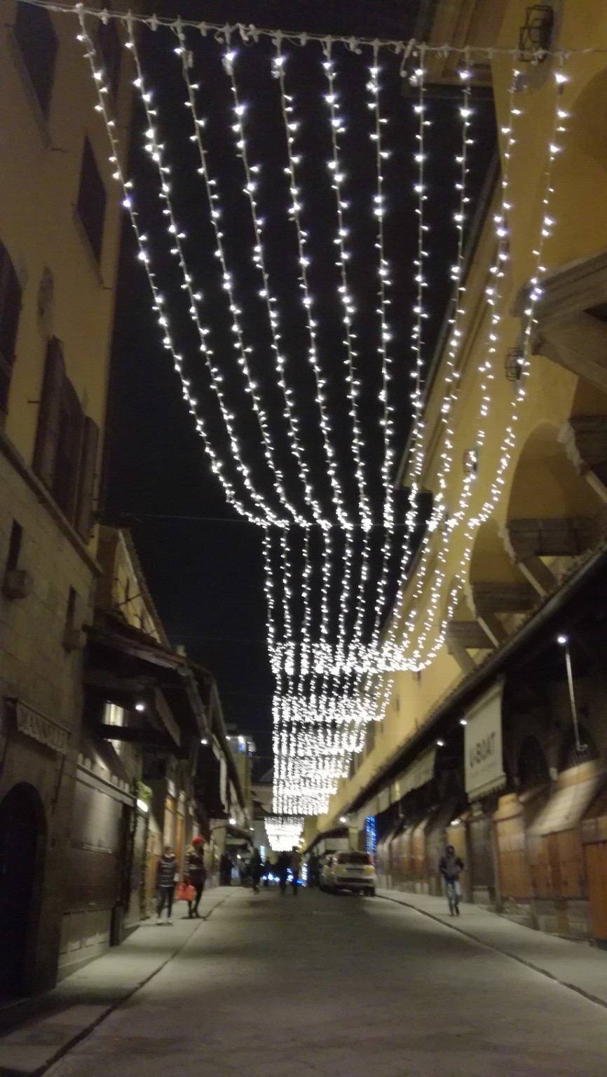 Illuminazione decorativa installata nella zona di Ponte Vecchio a Firenze