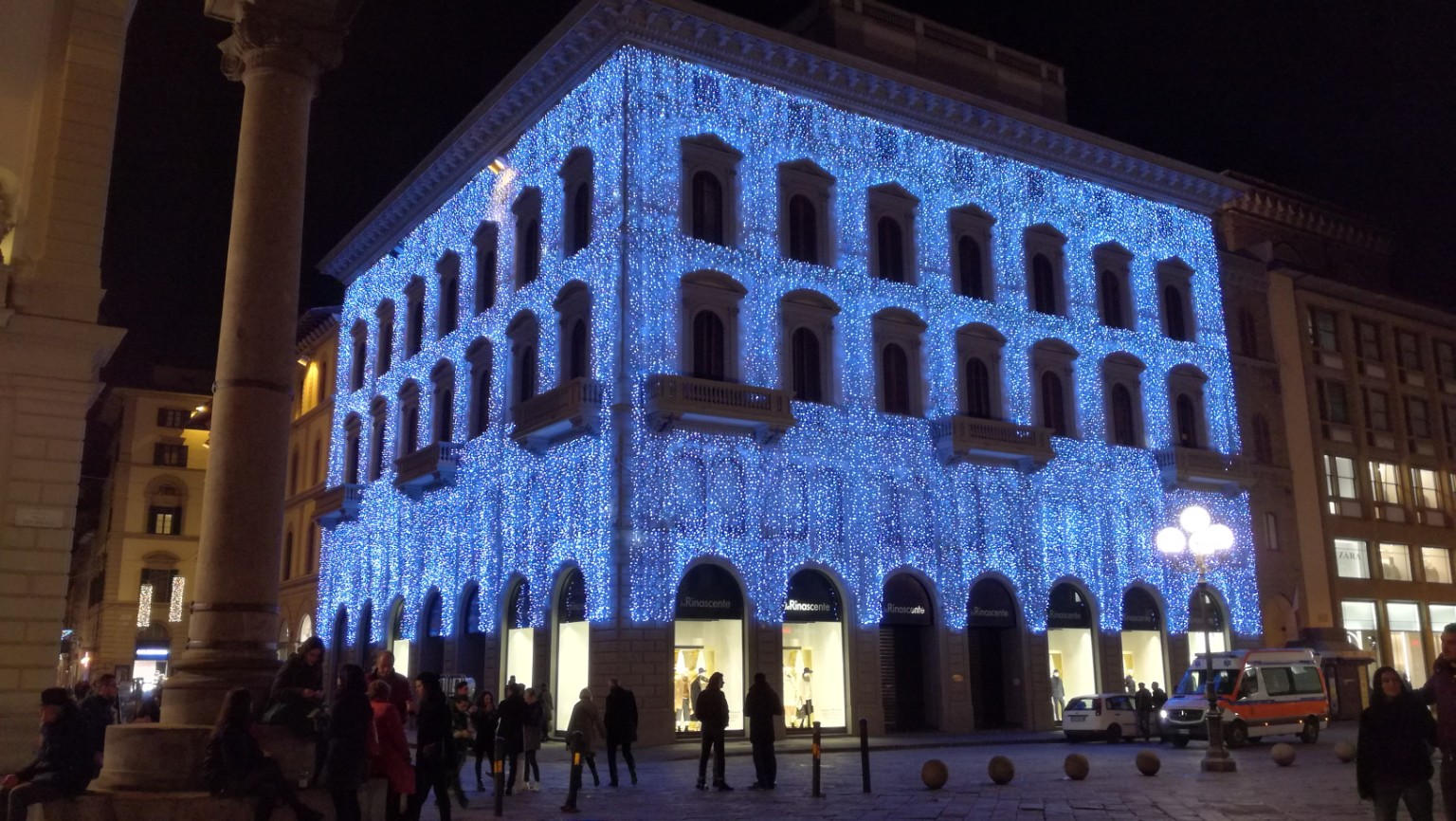 Facciata della Rinascente di Firenze illuminata con luci blu